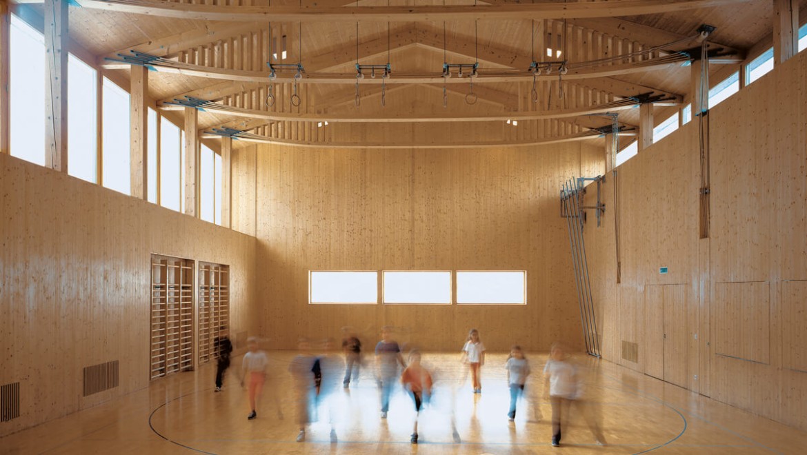 Konstrukcja dachu we wnętrzu sali wielofunkcyjnej w przysiółku Vrin-Cons. Architekt: Gion A. Camininada, konstruktor Jürg Conzett. Zdjęcie: Lucia Degonda Konstrukcja dachu we wnętrzu sali wielofunkcyjnej w przysiółku Vrin-Cons. Architekt: Gion A. Camininada, konstruktor Jürg Conzett. Zdjęcie: Lucia Degonda