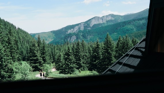 Widok ze schroniska PTTK Hala Kondratowa Widok ze schroniska PTTK Hala Kondratowa
