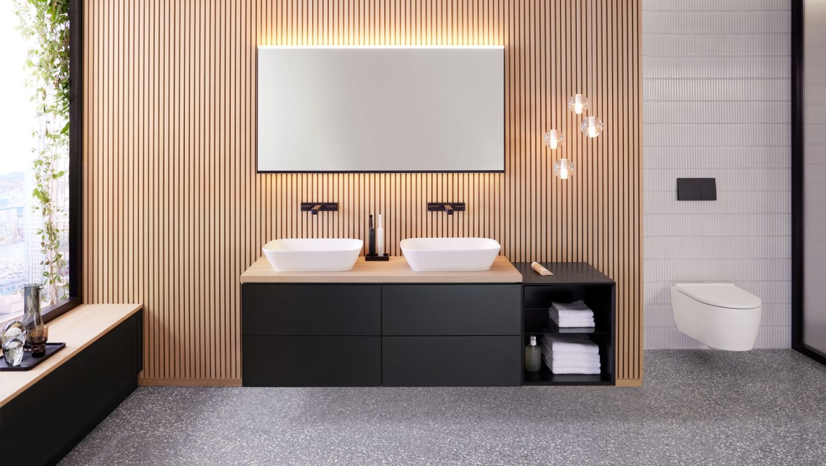 Geberit ONE w połączeniu z Geberit Option Plus Square 135 cm w kolorze czarnym matowym. (© Geberit)