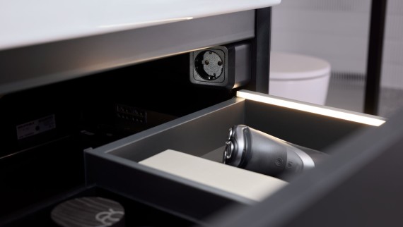 Szuflada Geberit ONE z listwami oświetleniowymi i elementem gniazdka przyłączeniowego