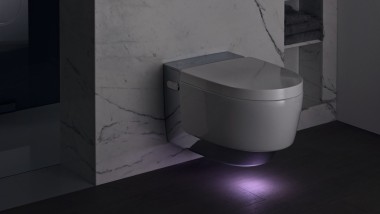 Geberit AquaClean Mera w kolorze chromu ze światłem orientacyjnym