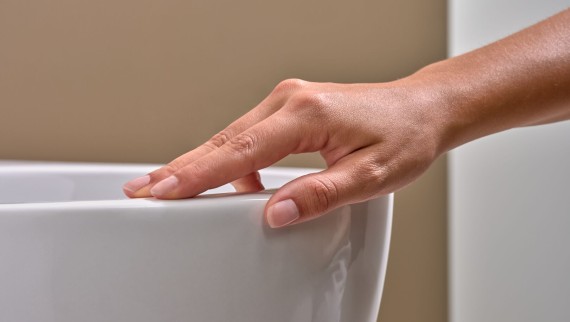 Ręka delikatnie muskająca WC ze szkliwem KeraTect® Ręka delikatnie muskająca WC ze szkliwem KeraTect®