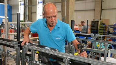 Mężczyzna pracujący w zakładzie prefabrykacji