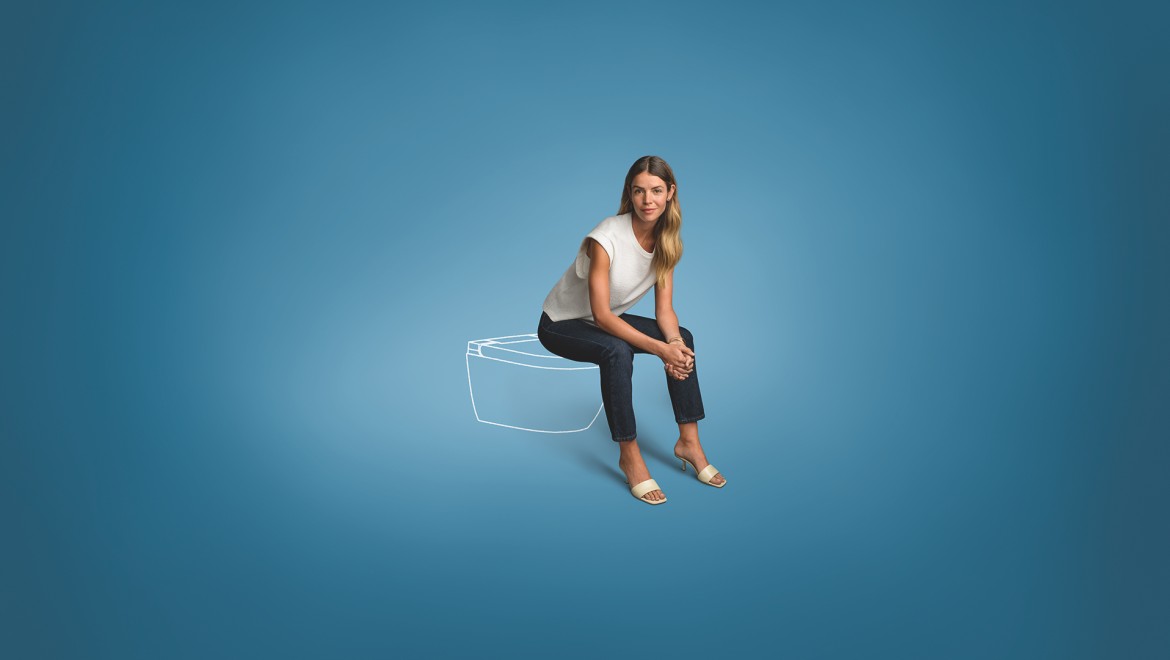 Kobieta z toaletą myjącą Geberit AquaClean Alba Kobieta z toaletą myjącą Geberit AquaClean Alba