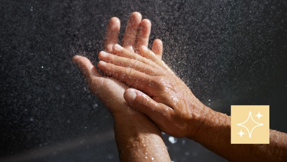 Kobieta czyszcząca odpływ liniowy Geberit CleanLine