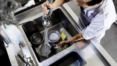 Geberit Silent-Pro jest odpowiedni do odprowadzania ścieków z gastronomii i innych zastosowań