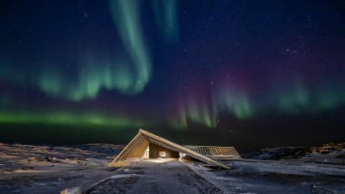 Centrum Icefjord w w spektakularnym świetle grenlandzkiej nocy polarnej (© Adam Mørk)