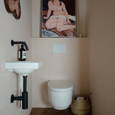 Toaleta myjąca AquaClean Mera delikatnie oczyszcza wodą, zapewniając wyjątkowy komfort. Całość uzupełniają idealnie dopasowane elementy: elegancki przycisk spłukujący Sigma70 oraz umywalka iCon Light. (© Anna W.) Toaleta myjąca AquaClean Mera delikatnie oczyszcza wodą, zapewniając wyjątkowy komfort. Całość uzupełniają idealnie dopasowane elementy: elegancki przycisk spłukujący Sigma70 oraz umywalka iCon Light. (© Anna W.)