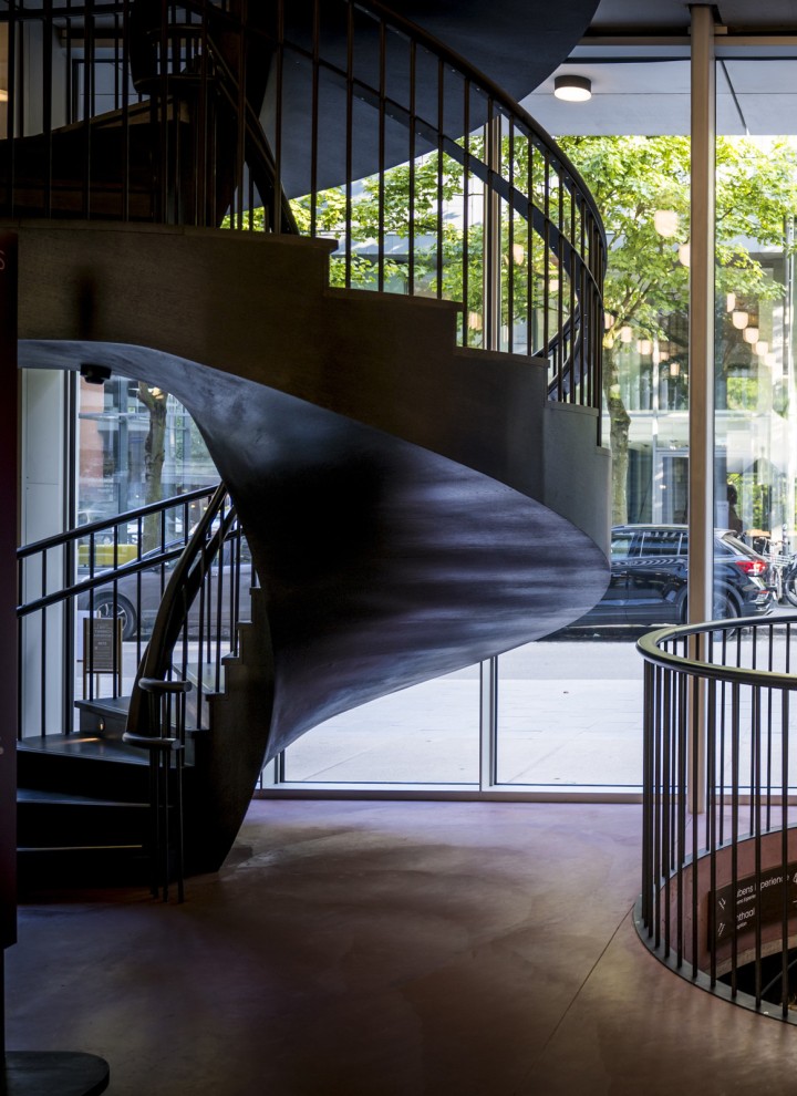 Spiralne schody są wyraźnym elementem wystroju wnętrza (© Frederik Beyens) Spiralne schody są wyraźnym elementem wystroju wnętrza (© Frederik Beyens)