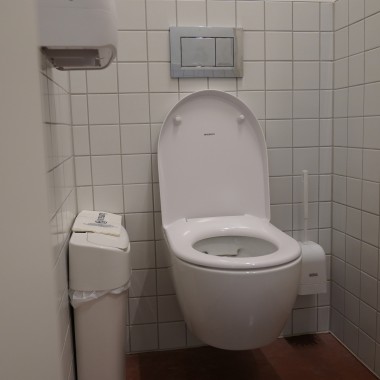 W toaletach publicznych często instalowane są produkty marki Geberit (© Geberit) W toaletach publicznych często instalowane są produkty marki Geberit (© Geberit)