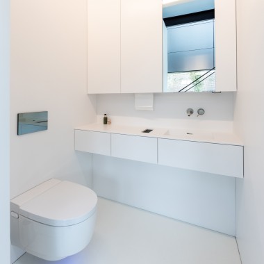 Minimalistyczny wystrój wnętrza, maksymalny komfort – dzięki toalecie myjącej Geberit AquaClean Mera Comfort. (© Lucas van der Wee) Minimalistyczny wystrój wnętrza, maksymalny komfort – dzięki toalecie myjącej Geberit AquaClean Mera Comfort. (© Lucas van der Wee)