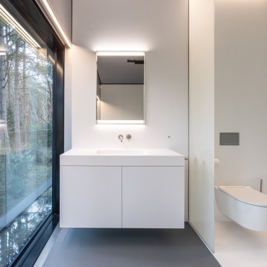 Minimalistyczne, a jednocześnie bardzo funkcjonalne: szafki z lustrem Geberit z funkcją ComfortLight. (© Lucas van der Wee) Minimalistyczne, a jednocześnie bardzo funkcjonalne: szafki z lustrem Geberit z funkcją ComfortLight. (© Lucas van der Wee)