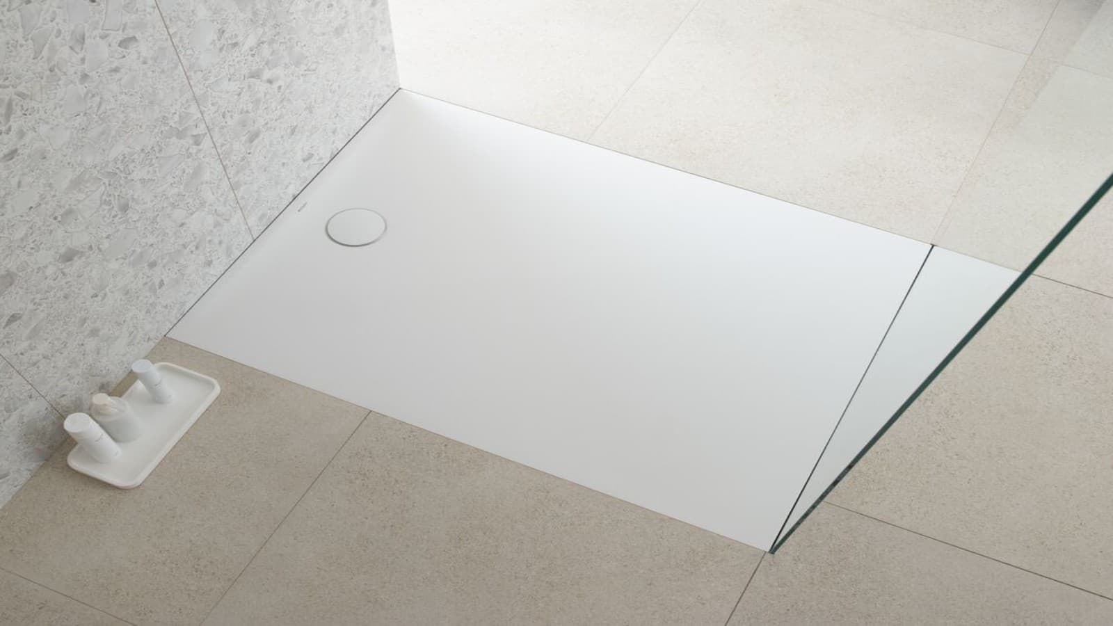 Zlicowany z posadzką biały brodzik Olona w otwartej kabinie prysznicowej Zlicowany z posadzką biały brodzik Olona w otwartej kabinie prysznicowej