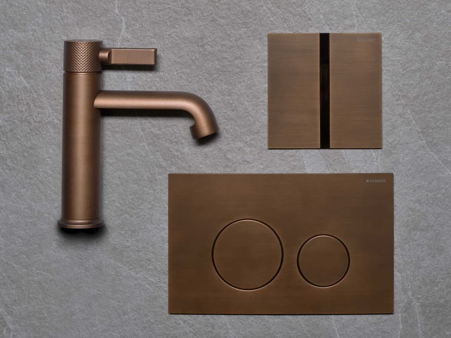 Przycisk spłukujący Geberit Sigma40 i sterowanie pisuarowe Typ 40 w idealnie dopasowanym wykończeniu Brushed Copper Przycisk spłukujący Geberit Sigma40 i sterowanie pisuarowe Typ 40 w idealnie dopasowanym wykończeniu Brushed Copper