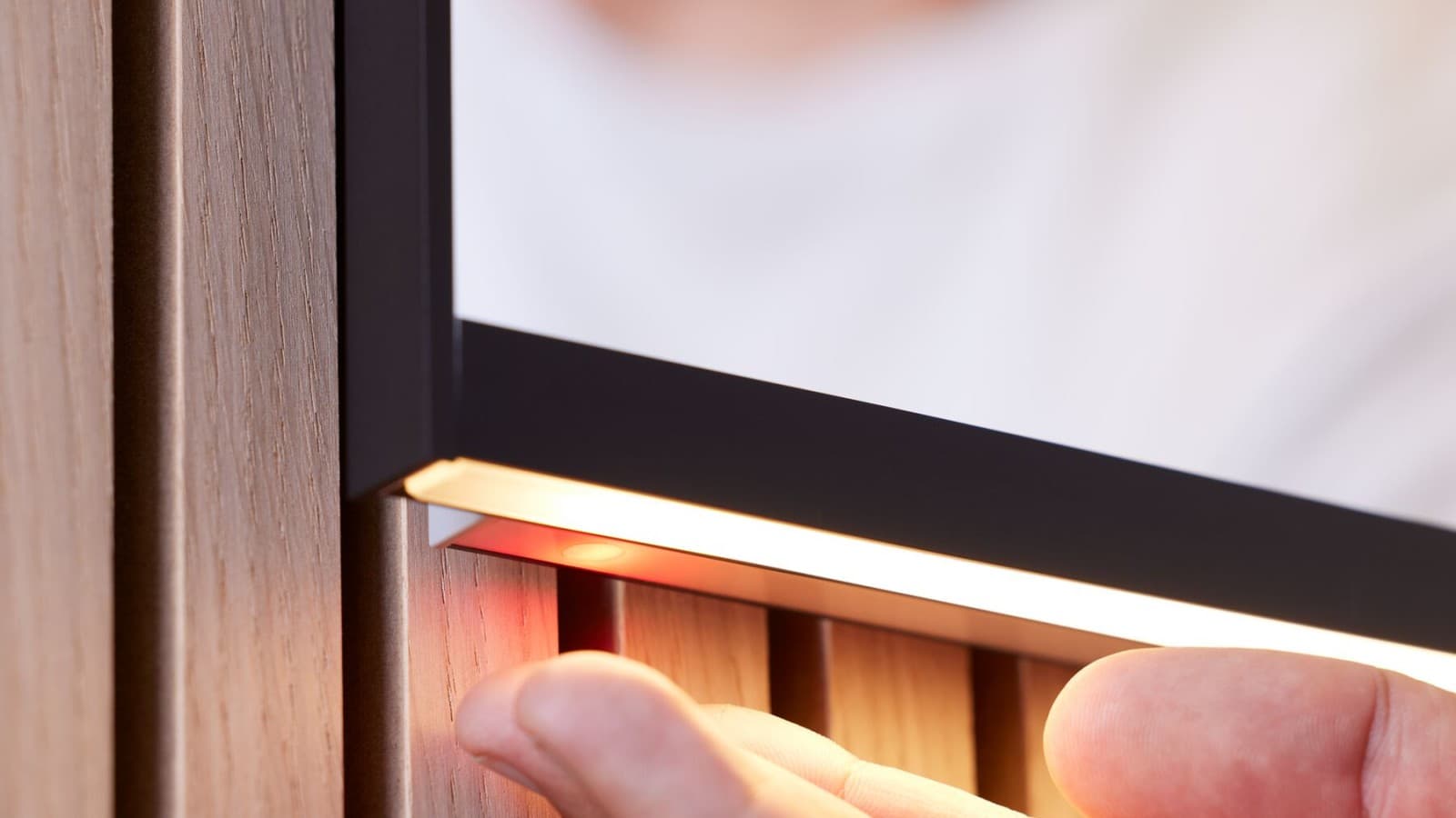 Ogrzewanie przeciwmgielne można włączyć ręcznie (© Geberit) Ogrzewanie przeciwmgielne można włączyć ręcznie (© Geberit)