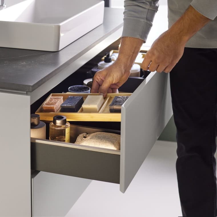 Szafka podumywalkowa Geberit ONE z systemem organizacji Szafka podumywalkowa Geberit ONE z systemem organizacji