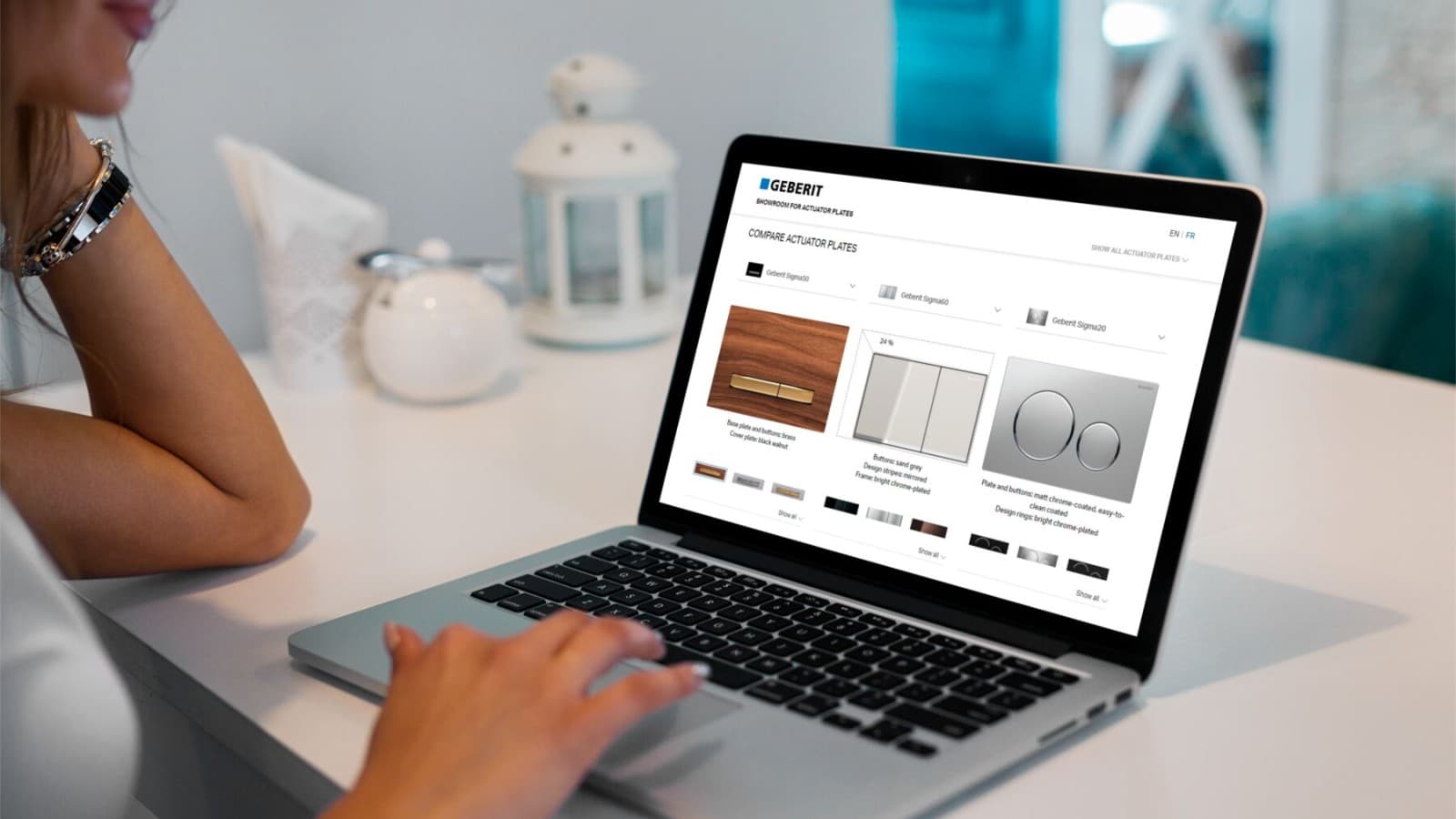 Kobieta porównuje przyciski uruchamiające firmy Geberit Kobieta porównuje przyciski uruchamiające firmy Geberit