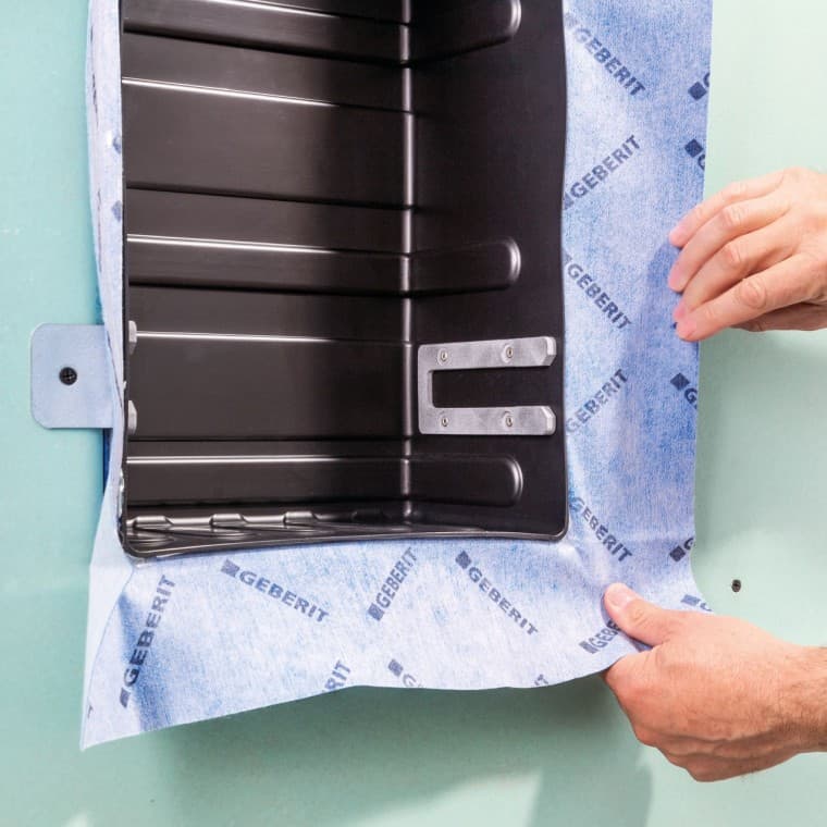 Dzięki zestawowi montażowemu z wstępnie zamontowaną folią uszczelniającą wnękowy schowek staje się integralną częścią systemu instalacyjnego Dzięki zestawowi montażowemu z wstępnie zamontowaną folią uszczelniającą wnękowy schowek staje się integralną częścią systemu instalacyjnego