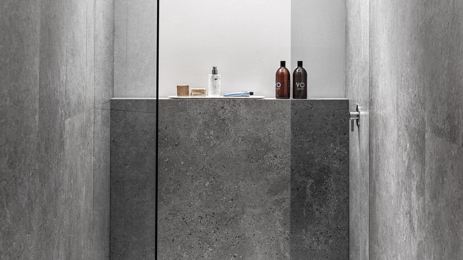 Brodzik prysznicowy Geberit Sestra zamontowany na poziomie podłogi Brodzik prysznicowy Geberit Sestra zamontowany na poziomie podłogi