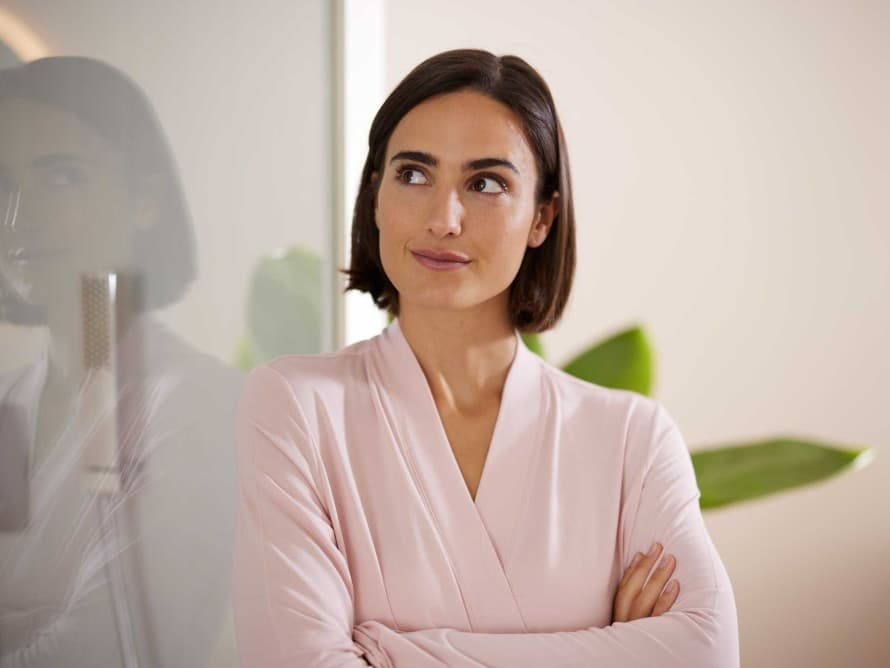 Kobieta w łazience z produktami Geberit Kobieta w łazience z produktami Geberit