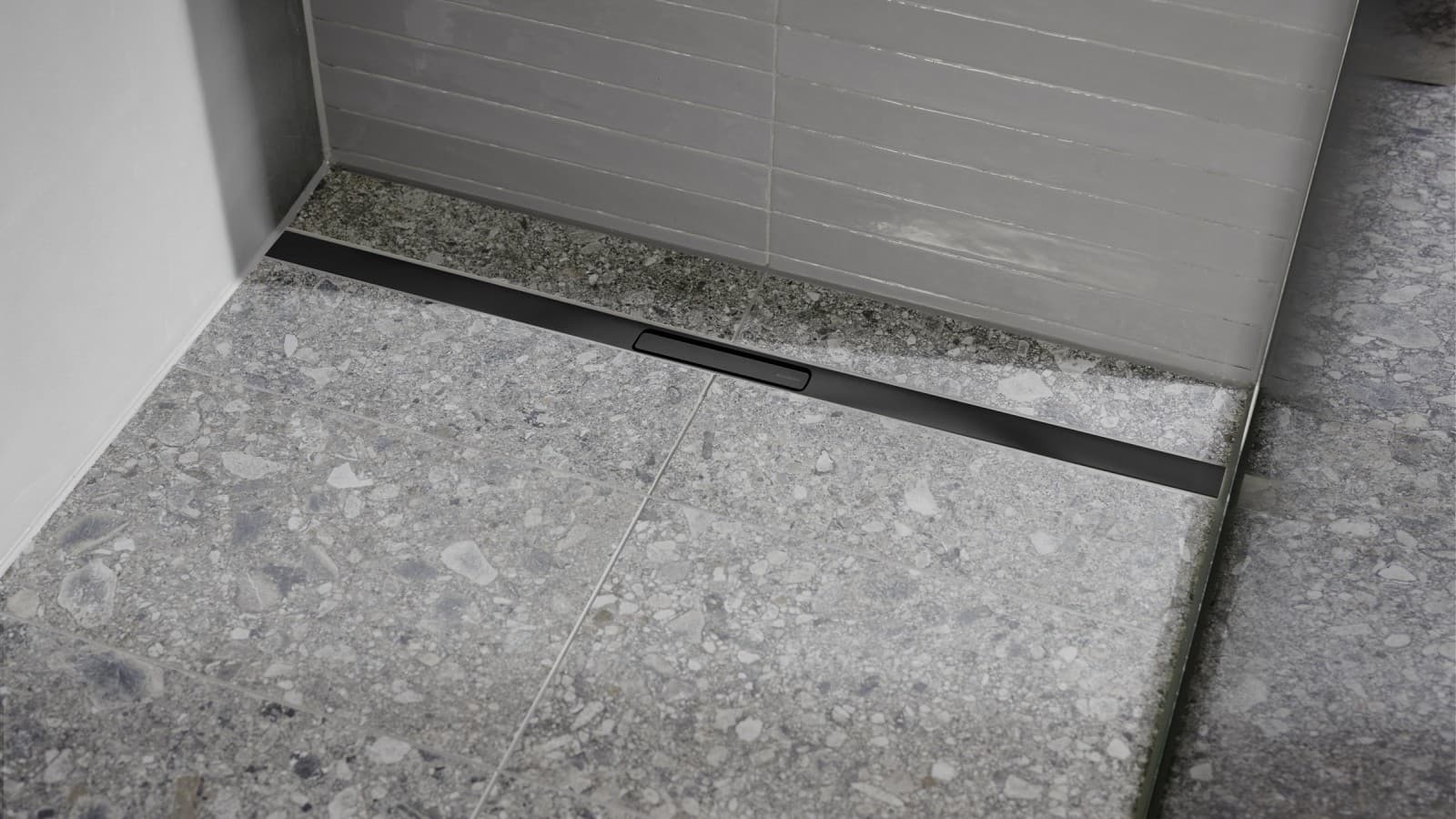Odpływ liniowy Geberit CleanLine30 w czarnym kolorze