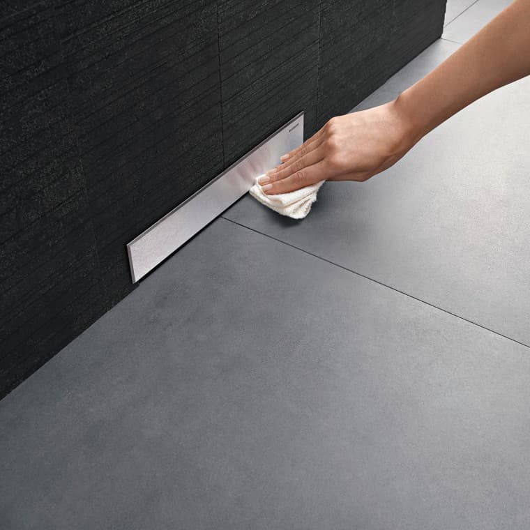 Czyszczenie odpływu ściennego pod prysznicem Czyszczenie odpływu ściennego pod prysznicem