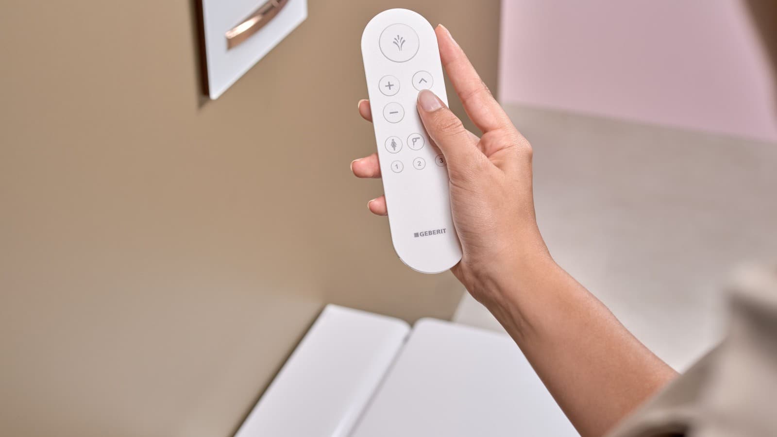 Geberit AquaClean Mera z pilotem zdalnego sterowania Geberit AquaClean Mera z pilotem zdalnego sterowania