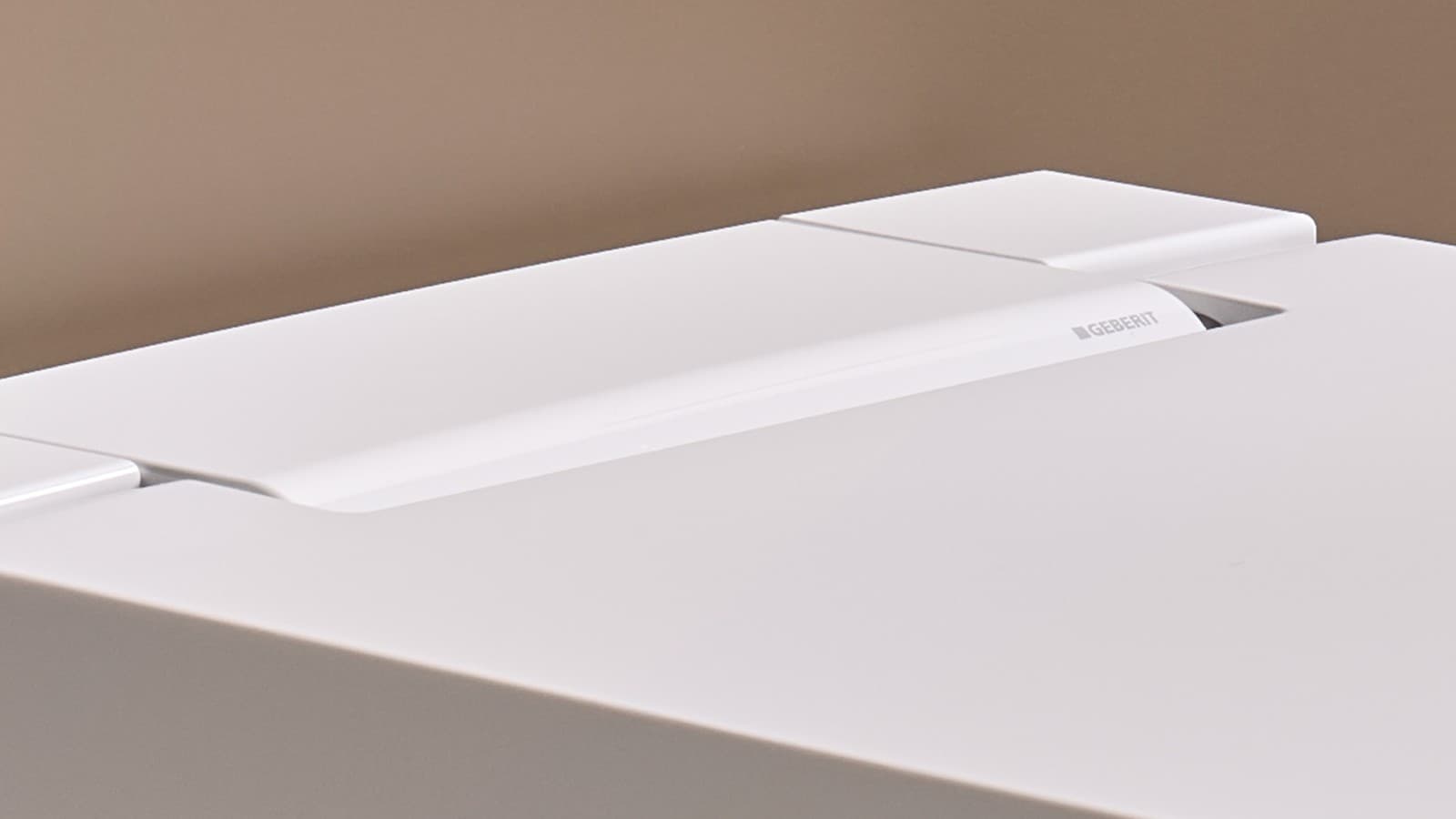 Zbliżenie na wysokiej jakości wykończenie toalety myjącej Geberit AquaClean Zbliżenie na wysokiej jakości wykończenie toalety myjącej Geberit AquaClean