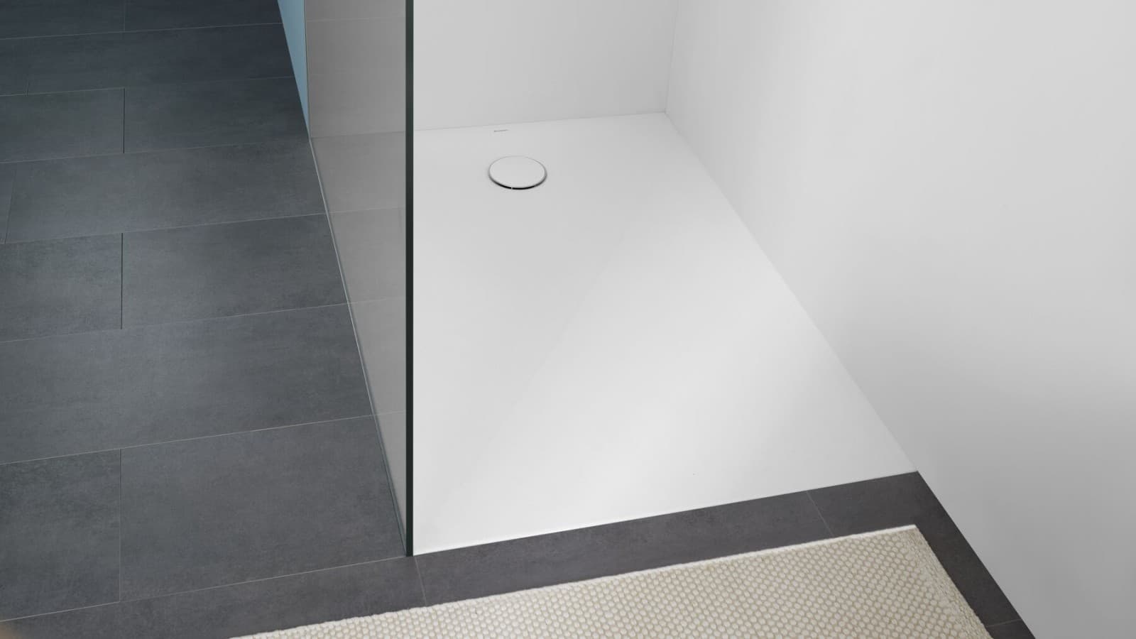 Biały ceramiczny brodzik Geberit typ 35 w otwartej kabinie prysznicowej (© Geberit) Biały ceramiczny brodzik Geberit typ 35 w otwartej kabinie prysznicowej (© Geberit)