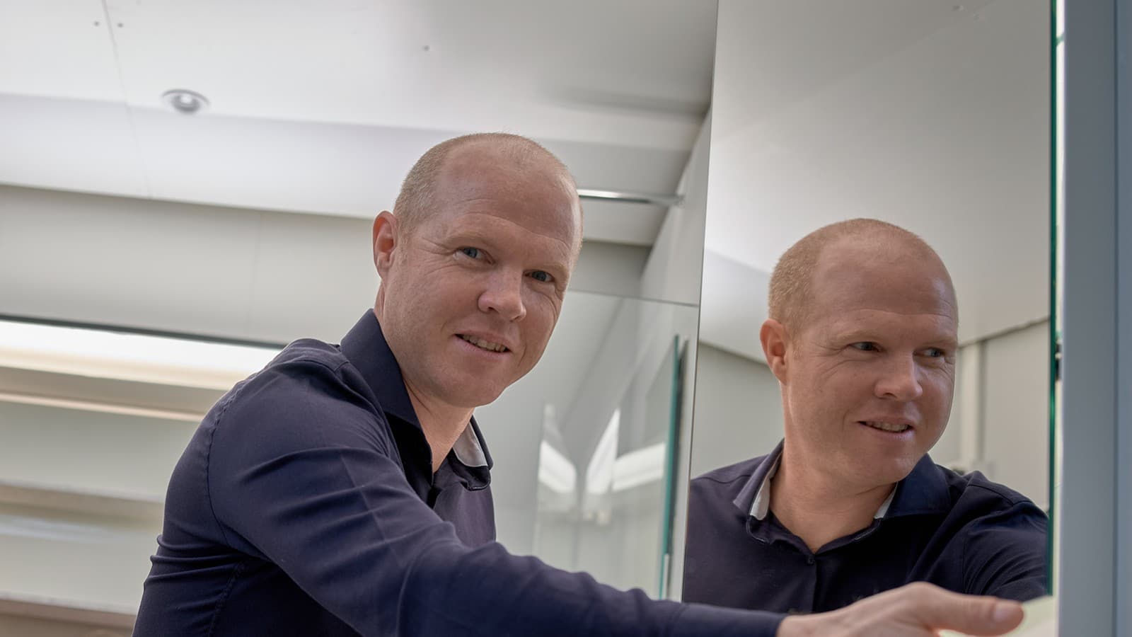 Ekspert ds. oświetlenia Andreas Janser w laboratorium światła w siedzibie firmy Geberit w Rapperswil-Jona, Szwajcaria (© Geberit) Ekspert ds. oświetlenia Andreas Janser w laboratorium światła w siedzibie firmy Geberit w Rapperswil-Jona, Szwajcaria (© Geberit)