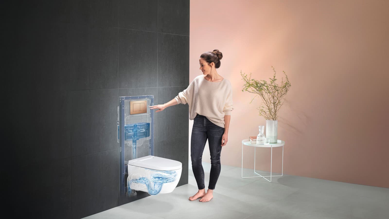 Kobieta obok toalety myjącej Geberit AquaClean Alba Kobieta obok toalety myjącej Geberit AquaClean Alba