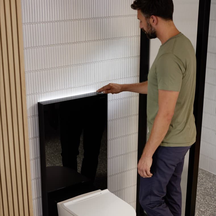 Mężczyzna obok modułu sanitarnego Geberit Monolith Plus Mężczyzna obok modułu sanitarnego Geberit Monolith Plus