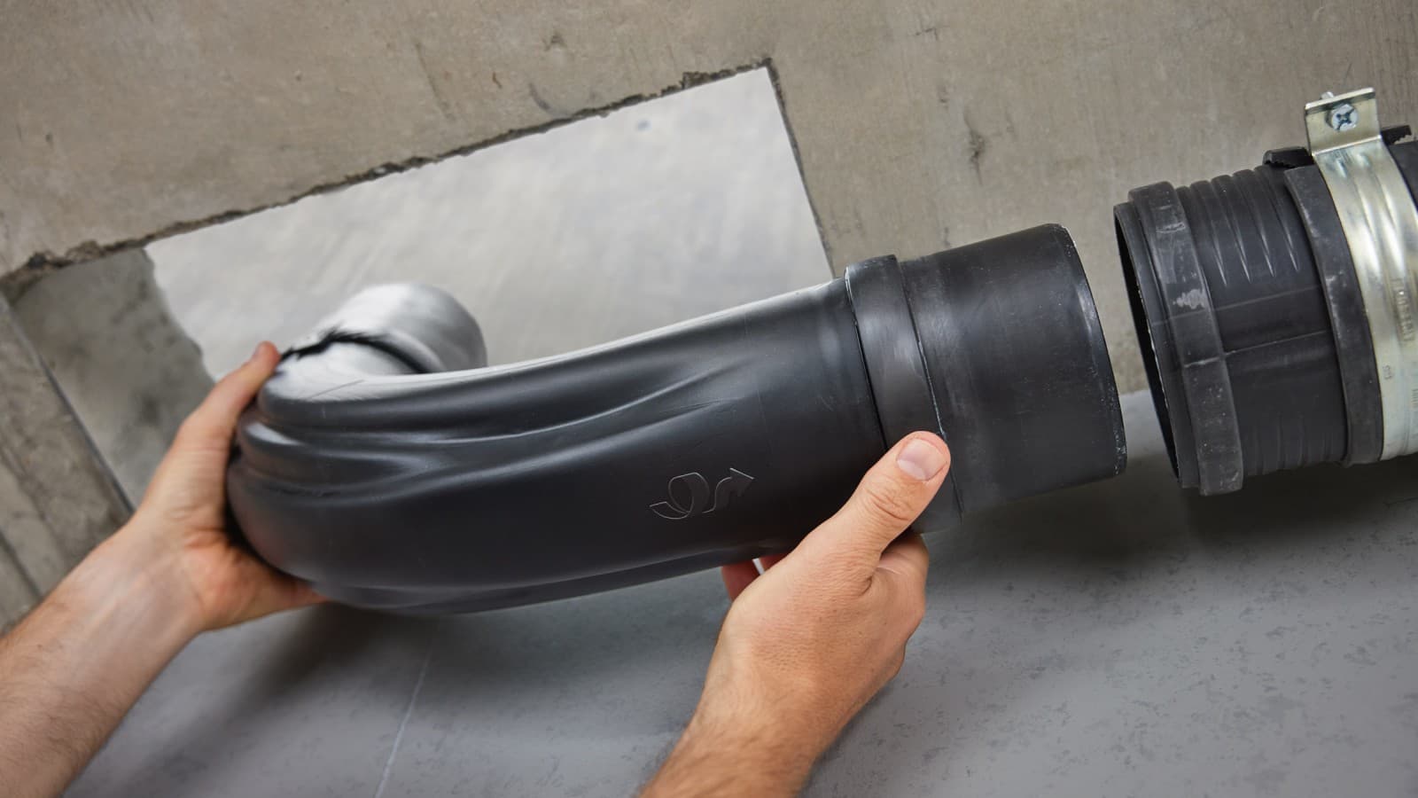 Kolano Geberit BottomTurn instaluje się szybciej i łatwiej niż dwa kolana 45° Kolano Geberit BottomTurn instaluje się szybciej i łatwiej niż dwa kolana 45°