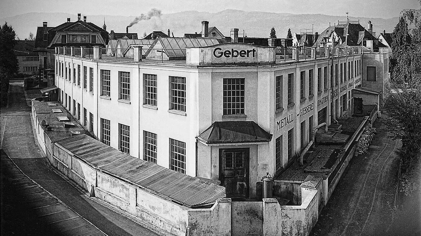 Pierwsza fabryka Geberit w Rapperswil w latach dwudziestych XX wieku. Pierwsza fabryka Geberit w Rapperswil w latach dwudziestych XX wieku.