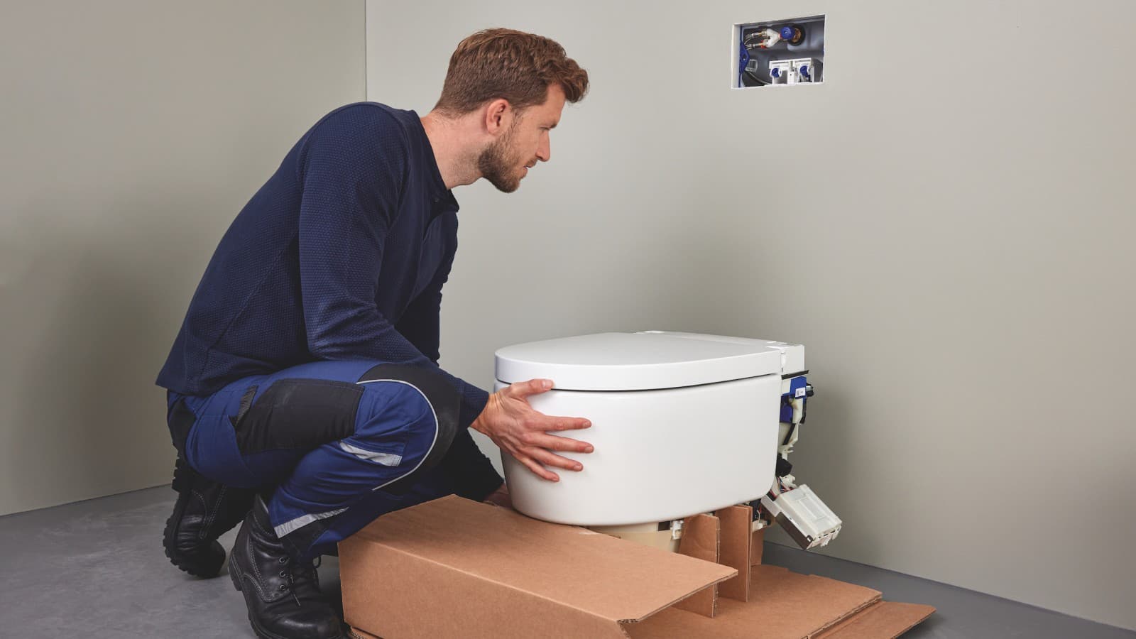 Instalator montuje toaletę myjącą Geberit AquaClean Sela Instalator montuje toaletę myjącą Geberit AquaClean Sela