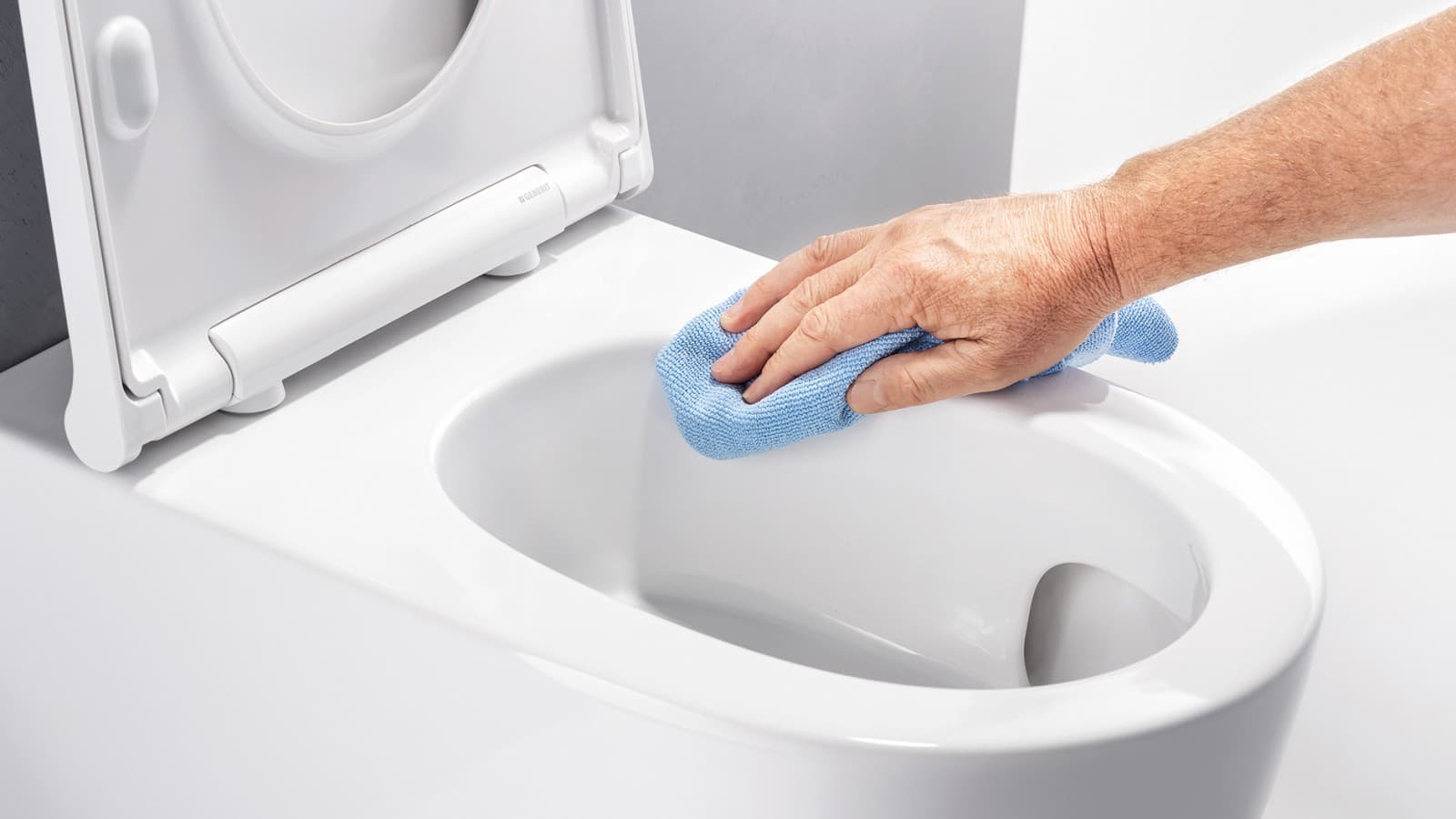 Mężczyzna czyści toaletę Mężczyzna czyści toaletę
