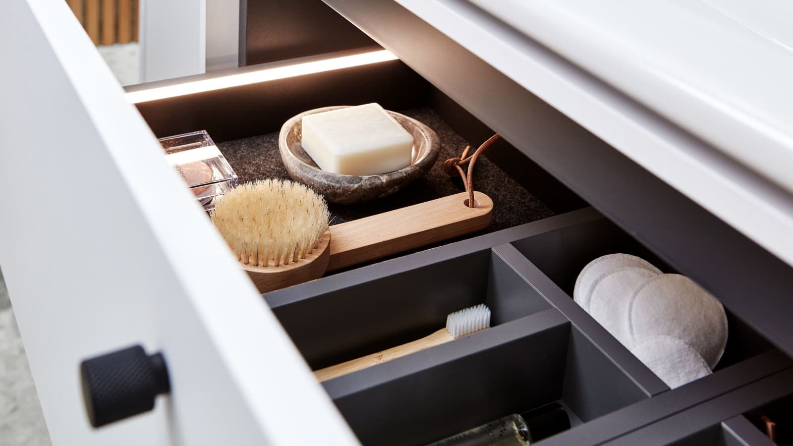 Otwarta szafka podumywalkowa Otwarta szafka podumywalkowa