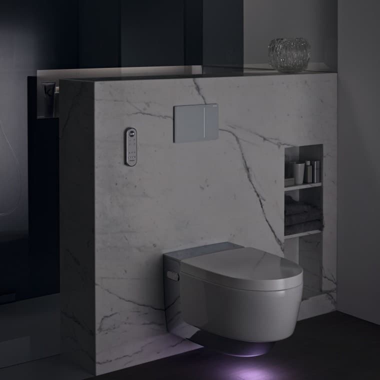 Geberit AquaClean Mera Comfort chrom ze światłem orientacyjnym (© Geberit) Geberit AquaClean Mera Comfort chrom ze światłem orientacyjnym (© Geberit)