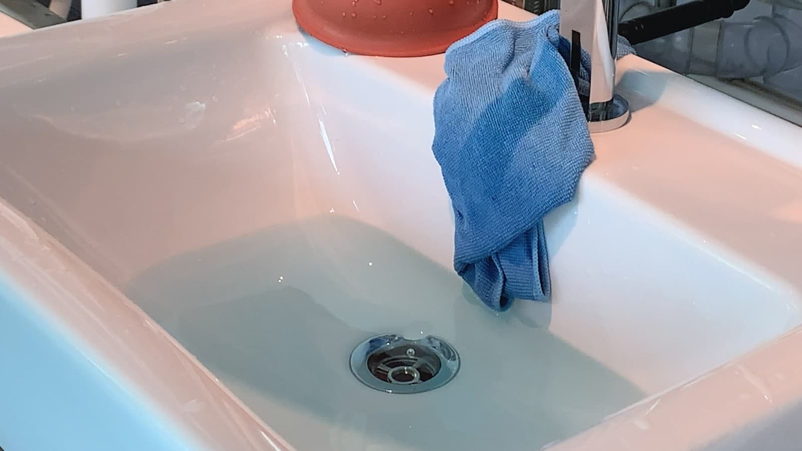 Woda spływa z umywalki Woda spływa z umywalki