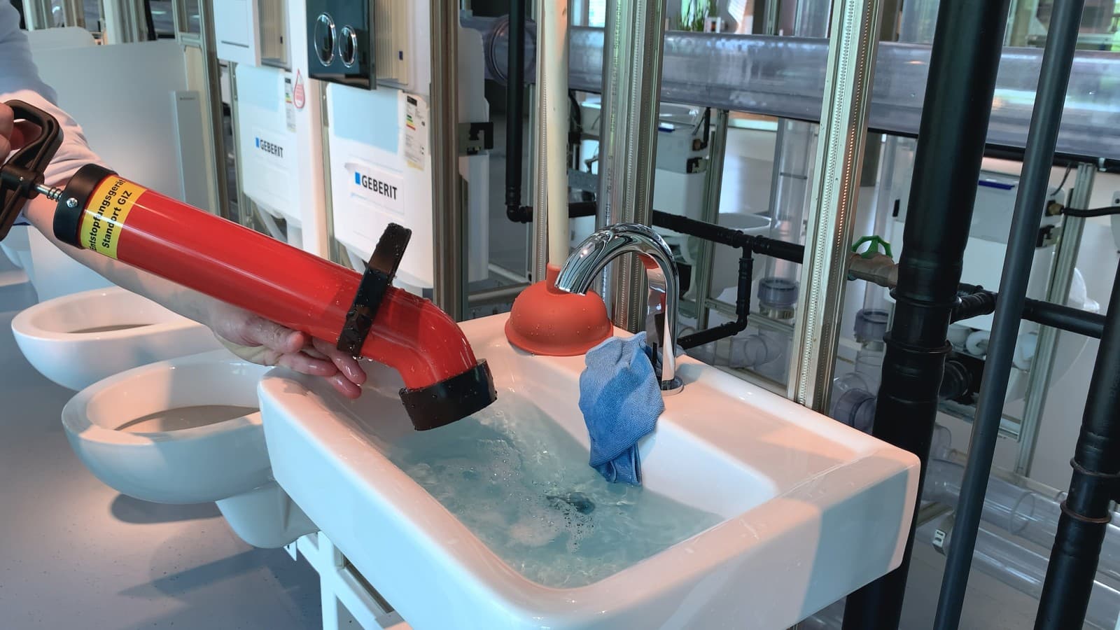 Urządzenie do czyszczenia rur ciśnieniowych w użyciu Urządzenie do czyszczenia rur ciśnieniowych w użyciu