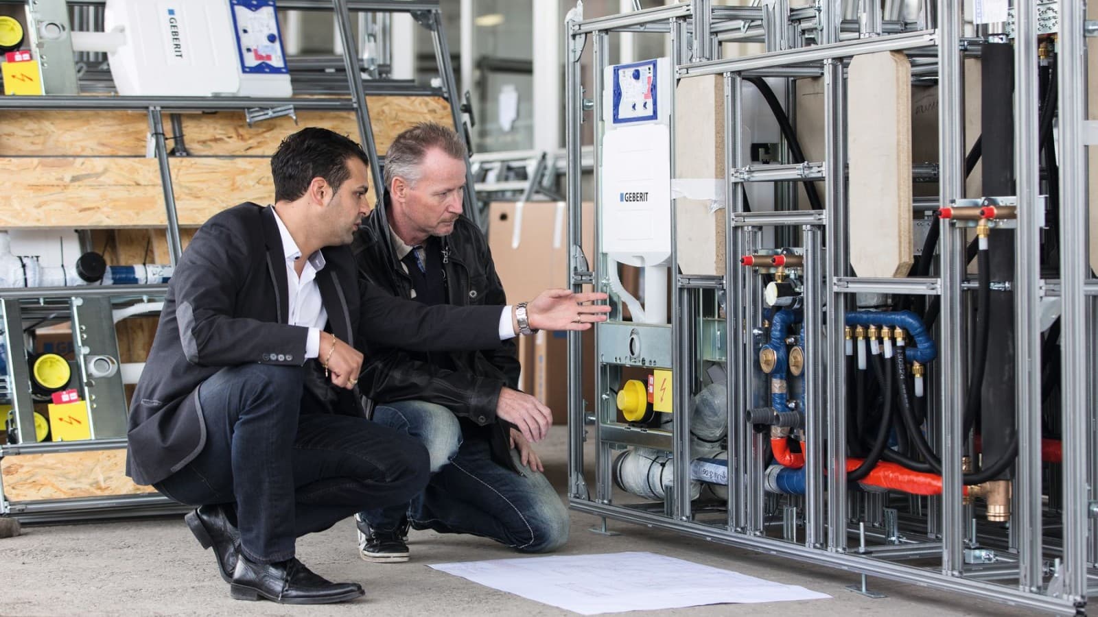 Przedstawiciel handlowy firmy Geberit sprawdza, czy instalacja została wykonana prawidłowo. Przedstawiciel handlowy firmy Geberit sprawdza, czy instalacja została wykonana prawidłowo.