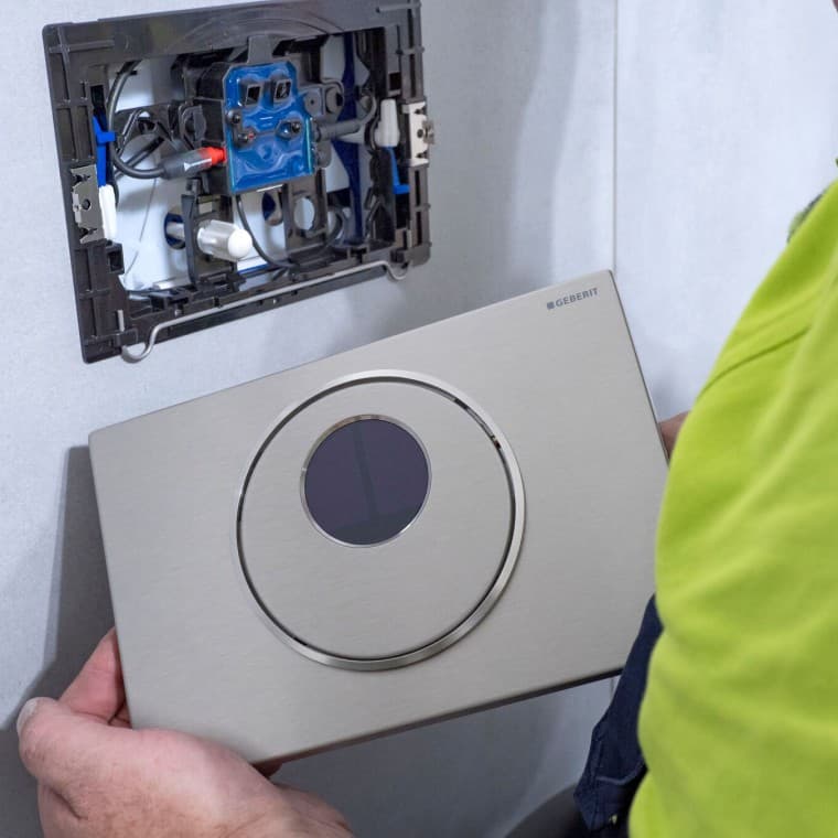 Montaż przycisku spłukującego Geberit Sigma10 Montaż przycisku spłukującego Geberit Sigma10