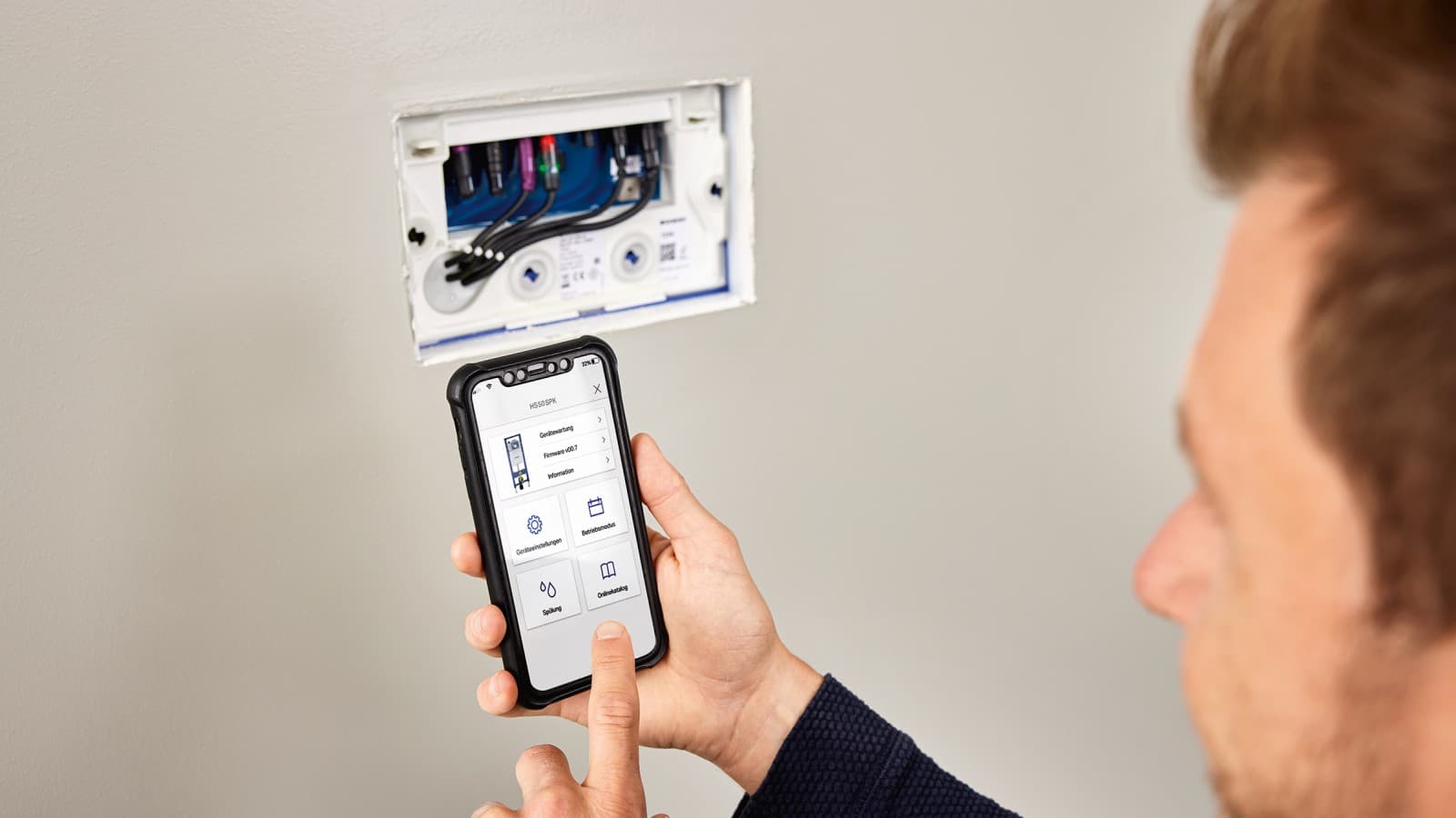 Konfiguracja higienicznej jednostki spłukującej Geberit HS30 w spłuczce podtynkowej za pomocą aplikacji Geberit Control. Konfiguracja higienicznej jednostki spłukującej Geberit HS30 w spłuczce podtynkowej za pomocą aplikacji Geberit Control.
