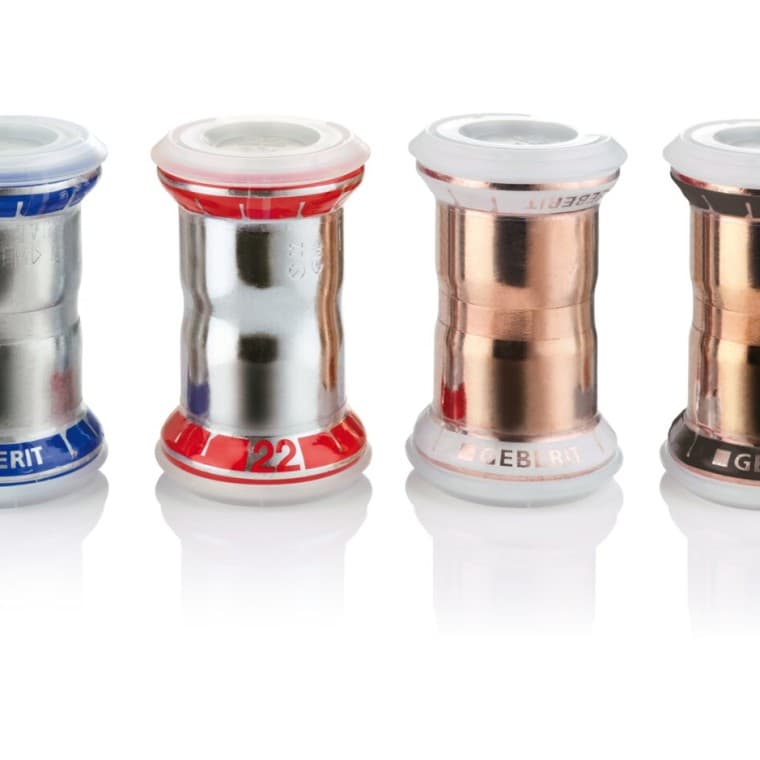 Armatura Geberit Mapress z różnych materiałów z zaślepkami ochronnymi Armatura Geberit Mapress z różnych materiałów z zaślepkami ochronnymi