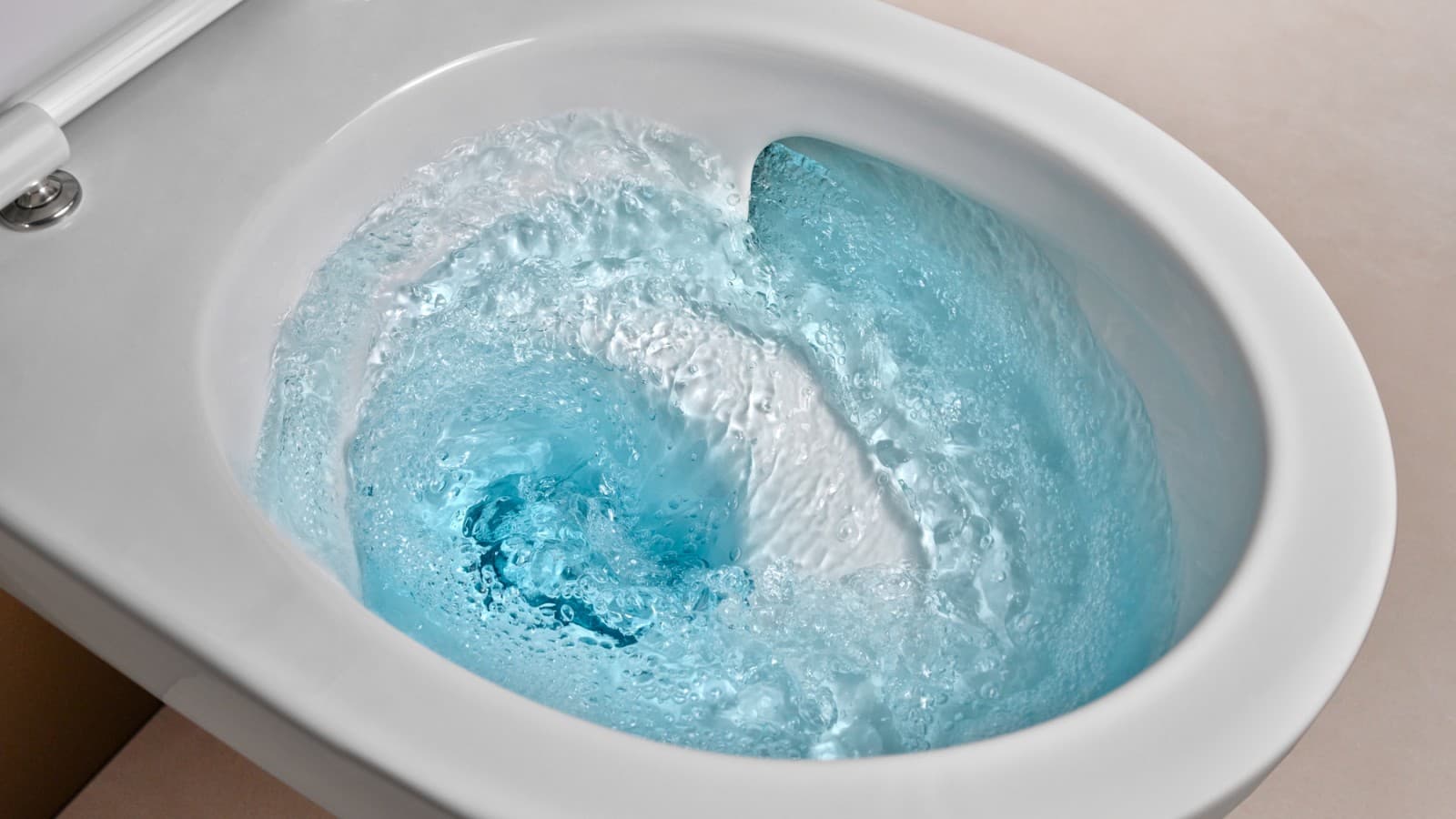 Prezentacja technologii spłukiwania TurboFlush w misce WC Geberit Acanto Prezentacja technologii spłukiwania TurboFlush w misce WC Geberit Acanto